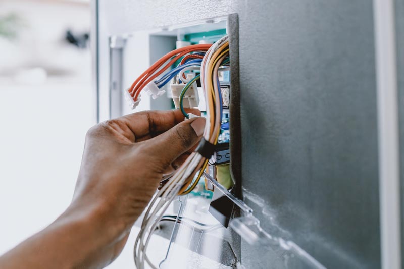 Elektriker som felsöker